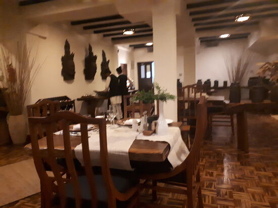 Am Abend essen wir in einem der teuersten Hotels, dem Shangri-la,  ein leckeres Menü!
Alles sehr schick hier - normal kann man hier a la card Essen, aber Aufgrund des Festivals gibt es nur das eine Menü!