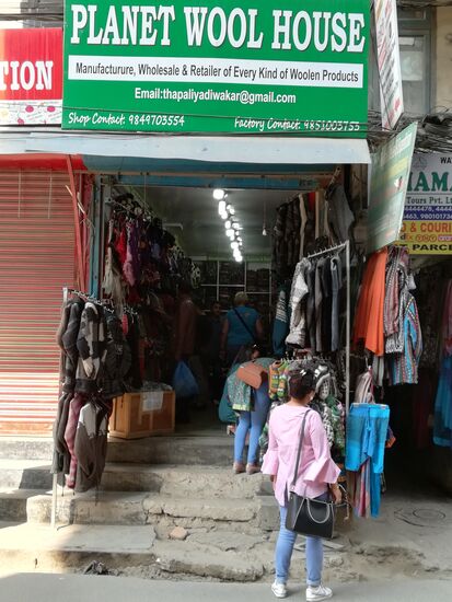 hier haben wir die Jacken für die Kinder vom Waisenhaus bestellt!