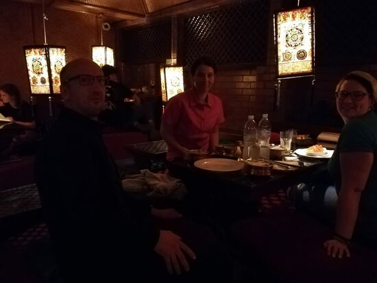 Zum Abendessen treffen wir uns mit Cornelia und Ihrem Mann im indischen Restaurant Third Eye - die auch Paten von einem Kind sind und gerade eine Trekking Tour in Nepal machen.