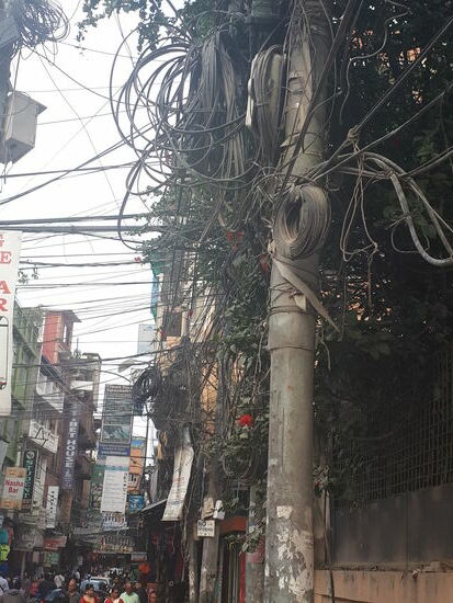 und wieder so ganz verrückte Kabelverlegungen