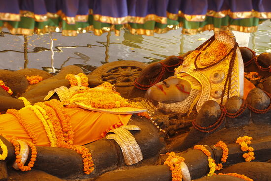 Nur Hindus dürfen sich ihm nähern. Wir können nur einen Blick über eine Mauer hinweg erhaschen.