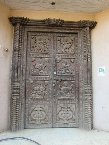 viele schön geschnitzte Haustüren sieht man hier