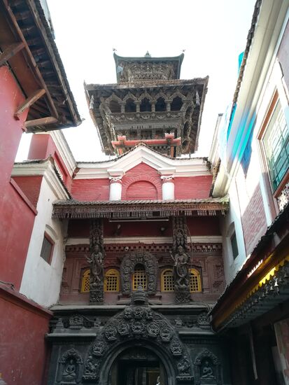 Der Eintritt kostet 100 Rupee - zu zahlen hier im Vorhof des Tempels