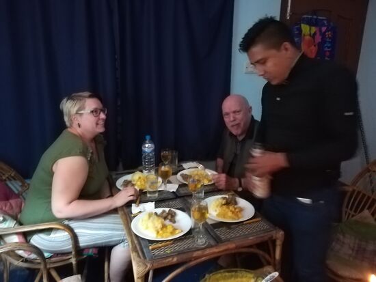 Hans lebt zwar seit seinem 20 Lebensjahr im Ausland, hat aber nie die gute Schweizer Küche vergessen! Und bringt sie auch den Kindern vom Waisenhaus bei!