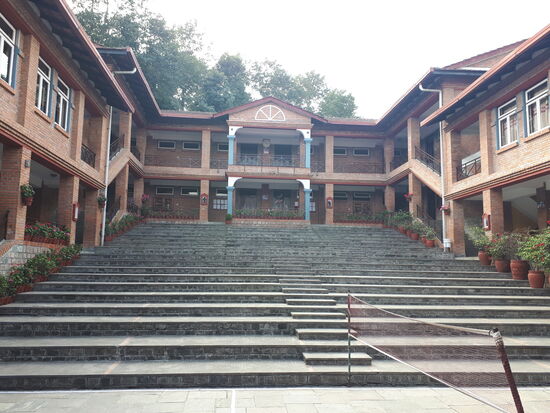 Die Schule, welche zum SOS Kinderdorf gehört. Neben den Kindern die hier wohnen, werden weitere 100 Kinder aus armen Familien unentgeltlich unterrichtet. Weitere Kinder werden gegen Schulgeld Zahlung aufgenommen,. damit auch etwas Geld rein kommt.