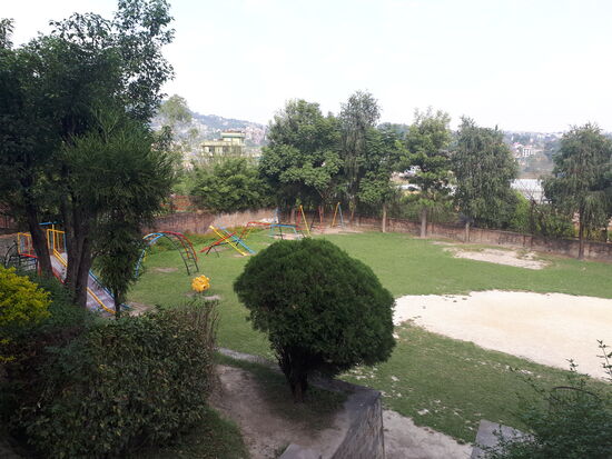 an mehreren Stellen sind Spielplätze für die Kinder