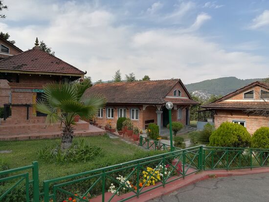 Verwaltungsgebäude und Wohnhäuser von Lehrern und Angestellten