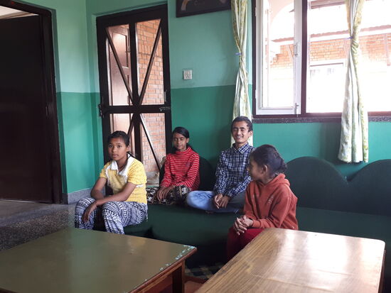 Hier in diesem Haus sind grade ein paar Kinder zu Hause! Wir bekommen Tee und eine Führung durch das Haus.