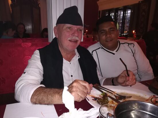 Hans und Suresh - wie man sieht ist der Teller leer, es hat geschmeckt!