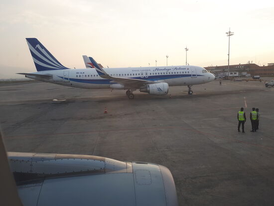 die Flugzeuge warten schon auf ihre Kunden!