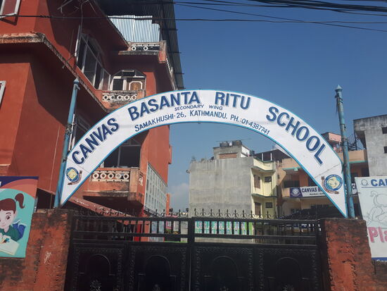 Hier geht Saroj zur Schule. Mit ihm werden weitere 700 Schüler unterrichtet. Eine sehr gute Schule in Kathmandu!