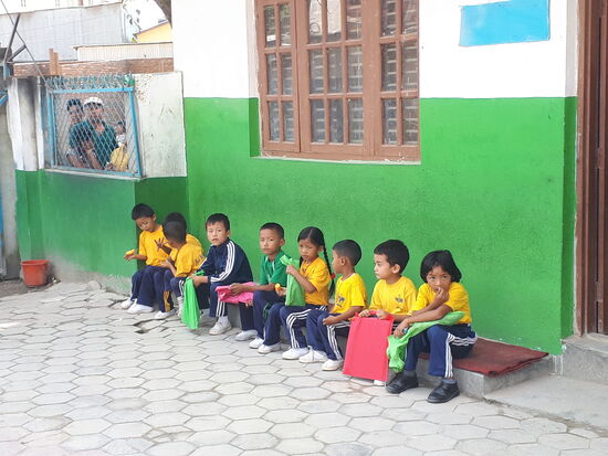 Die Kleinen Kids haben schon Schulschluss und warten drauf das der Bus sie abholt.