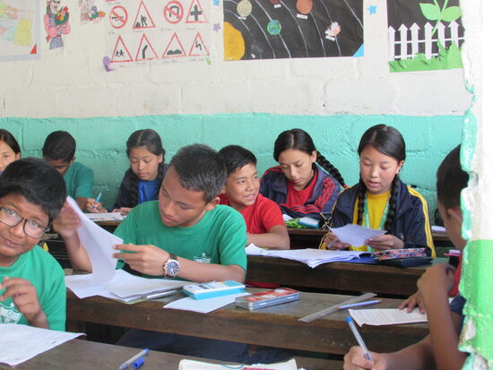 Dolma ist fleißig (hinten rechts) - sie gehört zu den Besten Schülerin in der Klasse