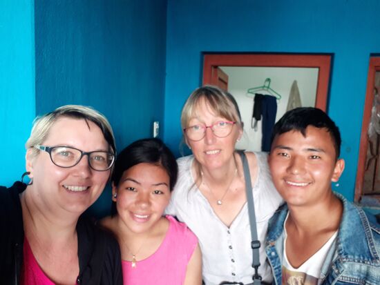 ich - Pangel Lamu - Ines - Tenzing
Nachtrag 1 - noch während unserer Reise konnten wir eine Sponsorin finden, die für Pangel Lamu eine Sprachschule bezahlt um erstmals die nepalesische Sprache richtig zu lernen.
Nachtrag 2 - Acuh für Tenzing haben wir einen Paten und das College hat zugestimmt, das er sein letztes halbes Jahr erneut nachholen darf um seinen Abschluss zu  machen! Er sollte somit im Sommer 2019 dann fertig sein.