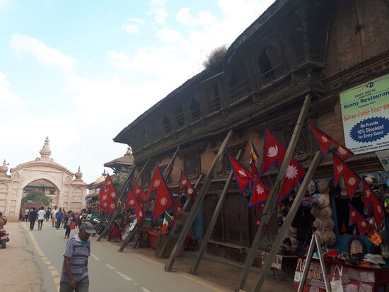 EINGANG in die Königsstadt!
seit dem Erdbeben sind überall Stüpper damit die Gebäude nicht in sich zusammen brechen