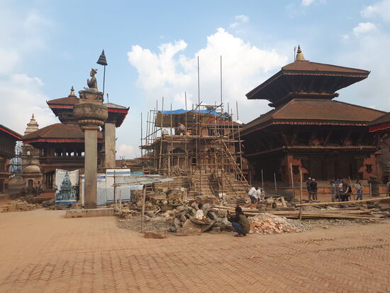 hier, am Durbar Square,wird einer der eingestützten Tempel wieder aufgebaut - hoffentlich erstrahlt die Stadt irgendwann wieder in ihrem alten Glanz!