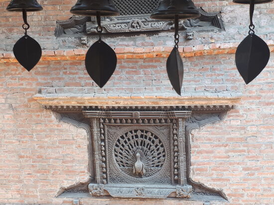 Das berühmte Pfauenfenster
Es ist das wohl berühmteste Fenster Nepals ist über 200 Jahre alt und gilt als Glanzleistung der Holzschnitzerei. Ein echtes Meisterwerk!