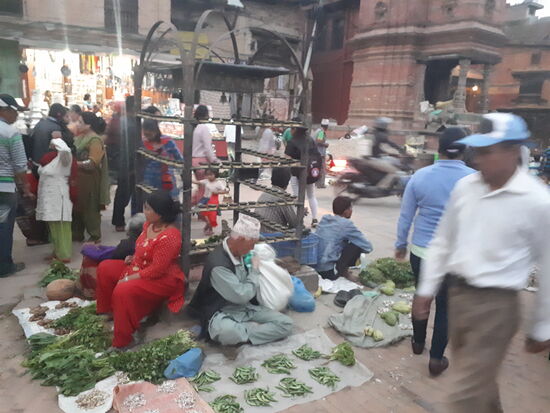 überall wird verkauft - auf den Plätzen....