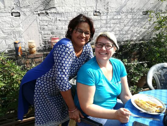 Manika und ich - es gibt leckere Pfannkuchen zum Frühstück - sie ist eine tolle Köchein! Hin und wieder gibt es auch ein gemeinsames Abendessen für Ihre Gäste!