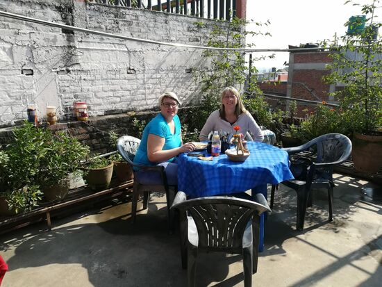 bei Sonnenschein wird auf der Dachterrasse gefrühstückt