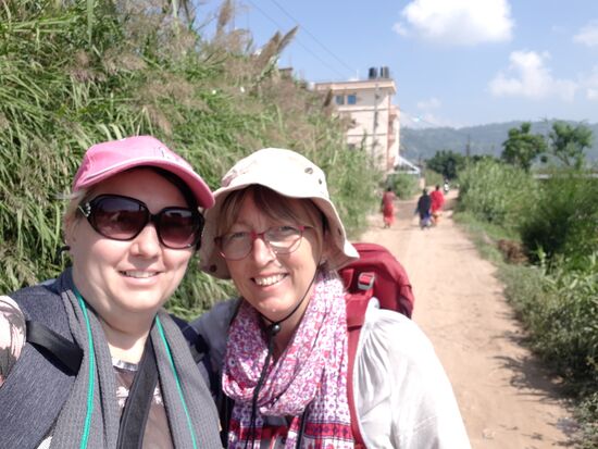 Es ist heiß, aber die Wanderung lohnt sich schon allein des Weges wegen, denn wir sehen sehr viele schöne Sachen bis wir oben ankommen!
Erstmal müssen wir raus aus der Stadt.