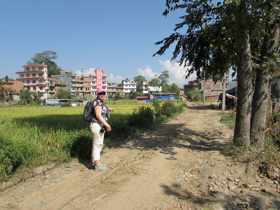 Unser Weg führt uns auf staubigen und teilweise unwegsamen "Straßen" immer wieder durch kleine Dörfer und an Reisfelder vorbei.