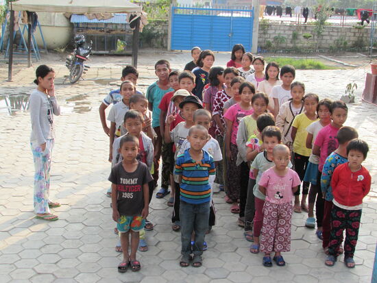 Vor dem Essen ist Hände waschen angesagt, dann wird sich in Reihen aufgestellt und man geht ganz gesittet in den Speiseraum.