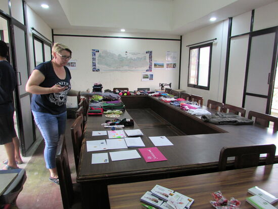 Briefe und Geschenke werden sortiert bevor die Kinder rein kommen.