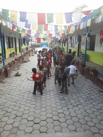 Die Kinder warten schon gespannt drauf das sie zu uns rein dürfen