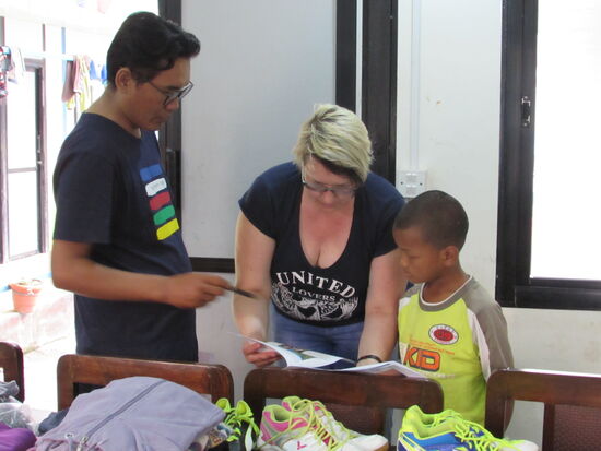 ein Patenbrief wird übergeben und übersetzt