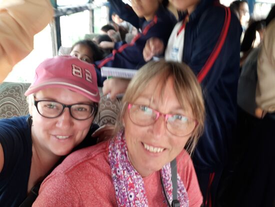 Los geht's. Der Bus ist rappel voll und Dank der holprigen "Straßen", wird nun auch der letzte wach gerüttelt.