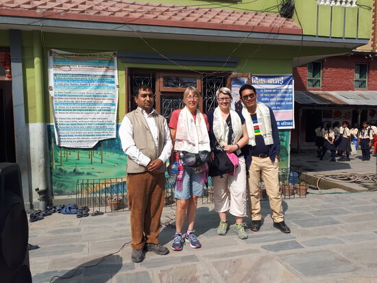 Der Direktor mit Ines, mir und Tsering