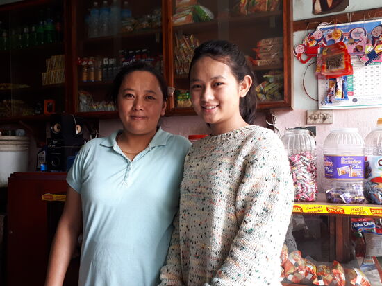 FulMaya mit ihrer älteren Schwester, auch diese wurde als Junges Mädchen zwangs-verheiratet, hat sich erst vor etwa einem Jahr von Ihrem Mann scheiden lassen und ihre Schwester zu sich geholt um sie zu unterstützen