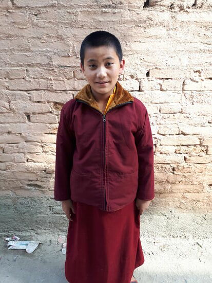 Dieser kleine Junge Mann ist ihr Cousin.  Da auch er momentan keine Möglichkeit auf eine gute Ausbildung hat, geht er jetzt ein Jahr zu einer Schule in einem Kloster,