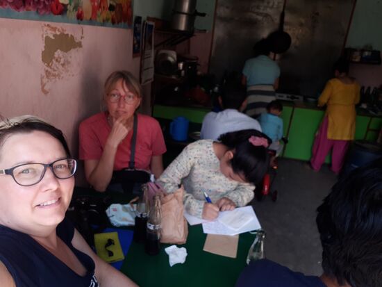 FulMaya hat ihr Geschenk ausgepackt und schreibt noch einen Brief an ihre Paten zurück!