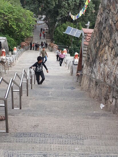 steil geht es auf der einen Seite hoch zum Tempel