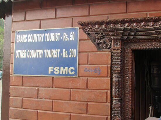 hier wieder der Preisunterschied den es überall gibt
Einheimische Touristen und Fremdländische Touristen zahlen einen komplett anderen Preis!