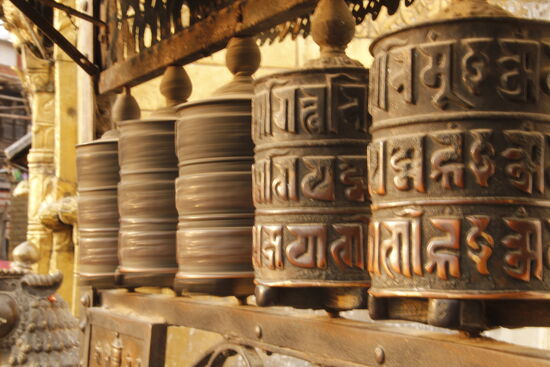 überall rund um den Tempel finden wir verschiedene Gebetsmühlen