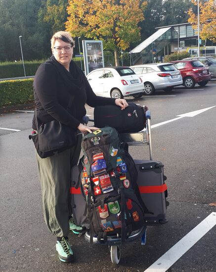 Voll bepackt mit über 40kg Gepäck geht das Abenteuer los. Im großen Koffer sind nur Sachen für unsere Projekte!