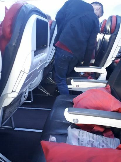 Auf beiden Flügen hab ich jeweils 3 Sitzplätze für mich!  Welcher Luxus, da kann ich mich super ausbreiten!
Als ich mal aufs Klo bin, seh ich das einige 3 Sitze haben....alles Frauen und die Männer sitzen zu dritt. 