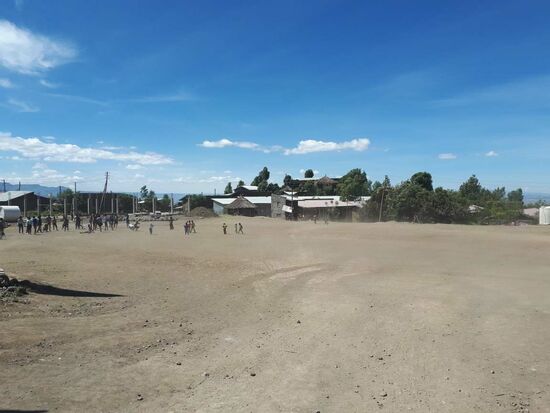auf dem grossen Platz direkt am Eingang wird Sport unterrichtet.
