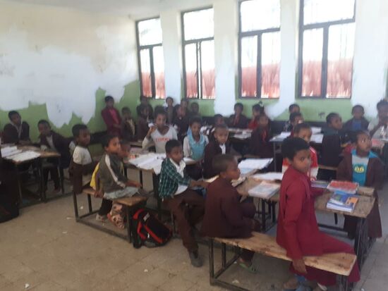 wir dürfen in ein paar der Klassenräume rein, die Kids begrüssen uns immer freundlich.