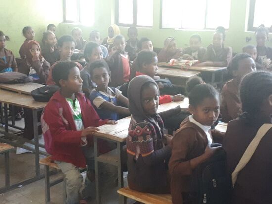 hier treffen wir auf Kedou und Abeba - jeweils in den roten Jacken.... Links und rechts neben dem Jungen im blauen T-Shirt