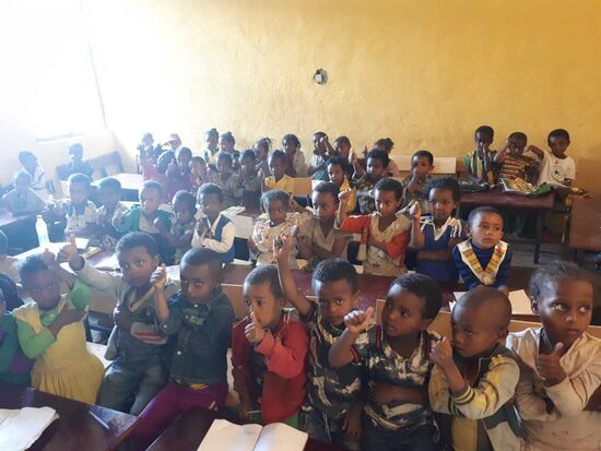 die Kids werden schon auf die Schule vorbereitet! 1 Lehrerin mit sooooo vielen Kleinen! Eine Herausforderung!