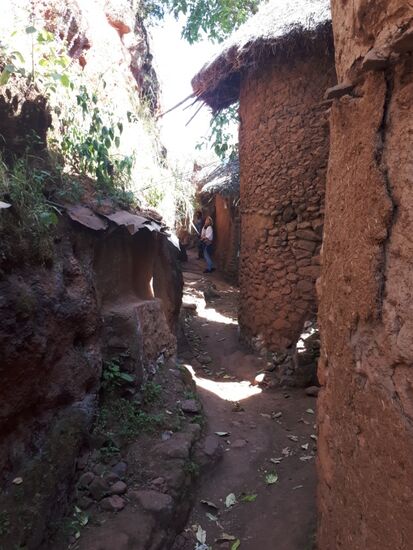Am Beginn geht es durch das Wohnquartier. Hier stehen Tukkuls und links in den Felsen sind die Wohnhöhlen der Mönche untergebracht.