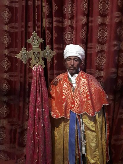 Die Priester zeigen immer wieder ihre verschiedenen Kreuze her. Jede Kirche in Äthiopien hat sein eigenes Kreuz.