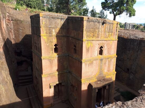 auf die hier hab ich gewartet - das ist die Kirche, von der vermutlich am Meisten Fotos gemacht werden. Die Kirche "Bete Giyorgis", die von oben das schöne Kreuz zeigt. Diese Kirche liegt etwas abseits der Anderen, ist aber ebenfalls über Wege zu erreichen und mit den Anderen verbunden.