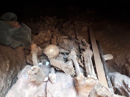 hier liegen Gebeine in einer der Grabkammern die rundherum in den Felsen waren. Bis auf Diese hier wurden alle Gräber um verlegt. 
Bei uns wäre das ganz bestimmt mit einer sicheren Plastikwand versehen oder gar in einem Museum gelandet, hier liegt es einfach so in einem Loch in der Wand!