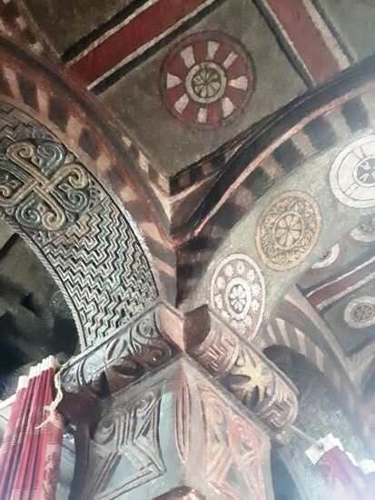 Die St. Marie Kirche ist die Einzige, die bunte Zeichnungen drin hat.