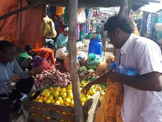 Auch wir Kaufen verschiedenes Obs und Gemüse für die Kinder ein - Happy lässt dann alles mit dem Tuk Tuk zum Waisenhaus bringen.